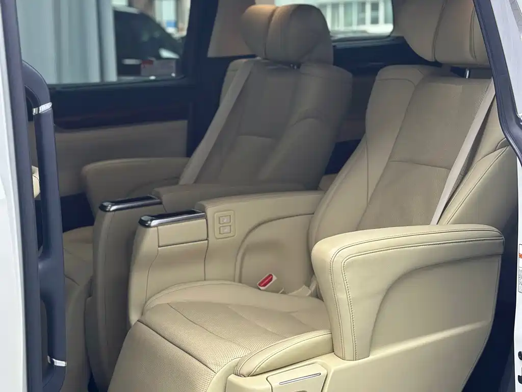Toyota Alphard — миниатюра 30