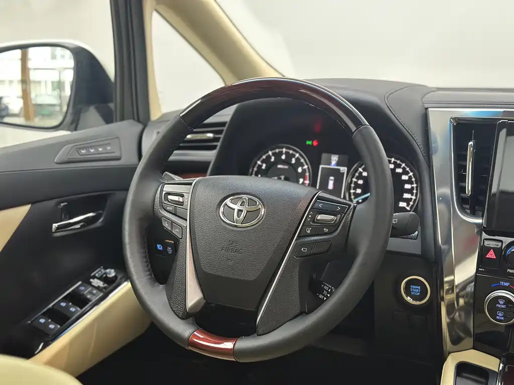 Toyota Alphard — миниатюра 40