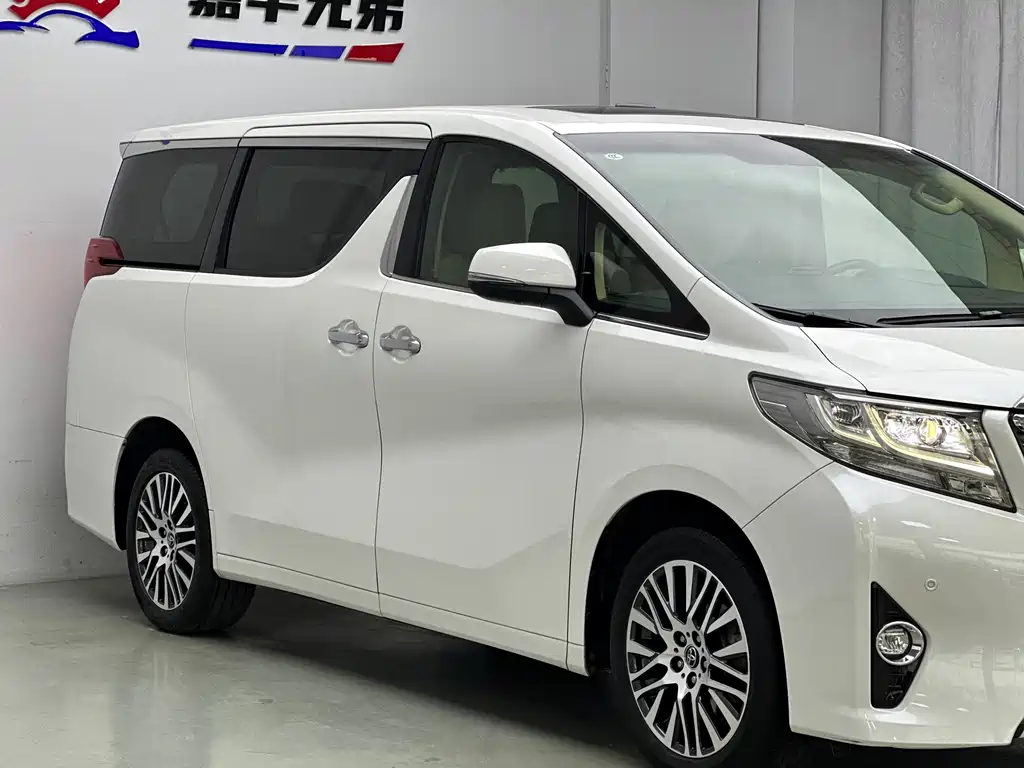 Toyota Alphard — миниатюра 7