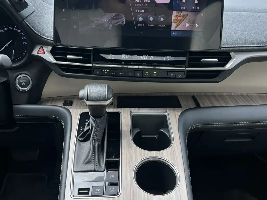 Toyota Sienna — миниатюра 9