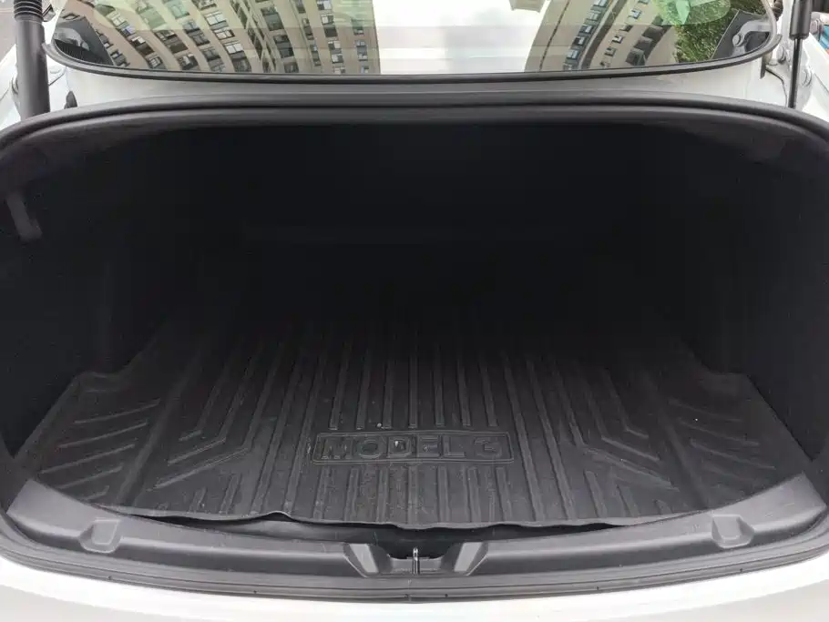Tesla Model 3 — миниатюра 4