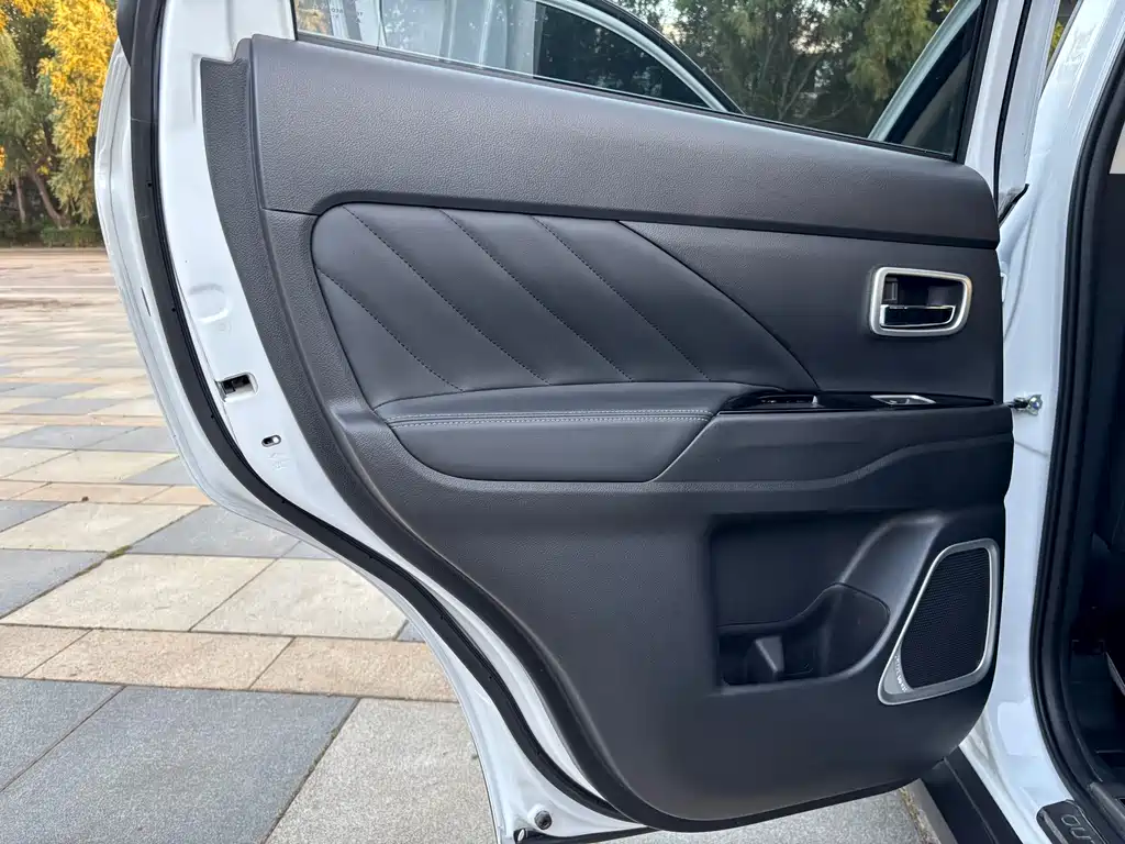Mitsubishi Outlander — миниатюра 14