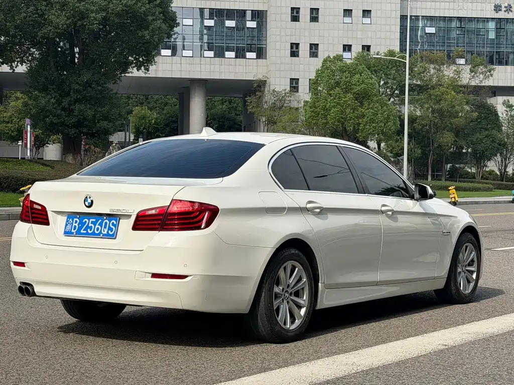 BMW 5 Series — миниатюра 11