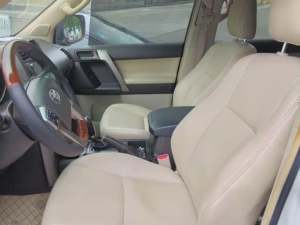 Toyota Land Cruiser Prado 2010 2.7L AT Luxury