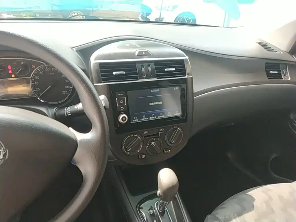 Nissan Tiida — миниатюра 13