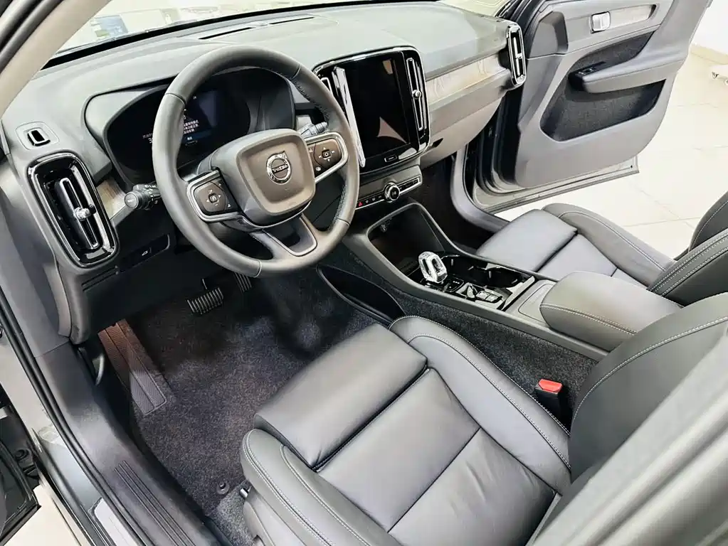 Volvo XC40 2026 B4 Luxury