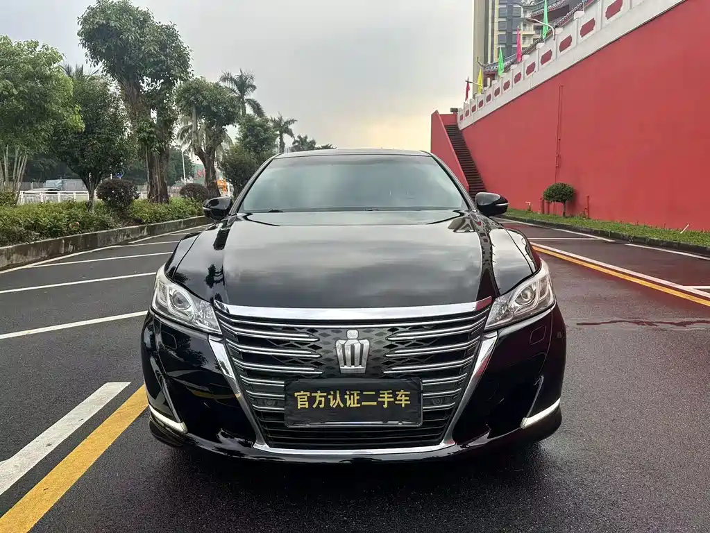 Toyota Crown — миниатюра 3