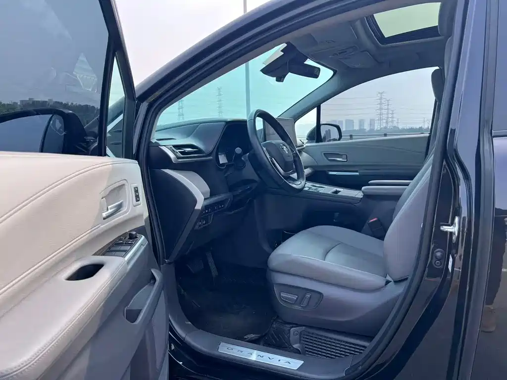 Toyota Granvia — миниатюра 4