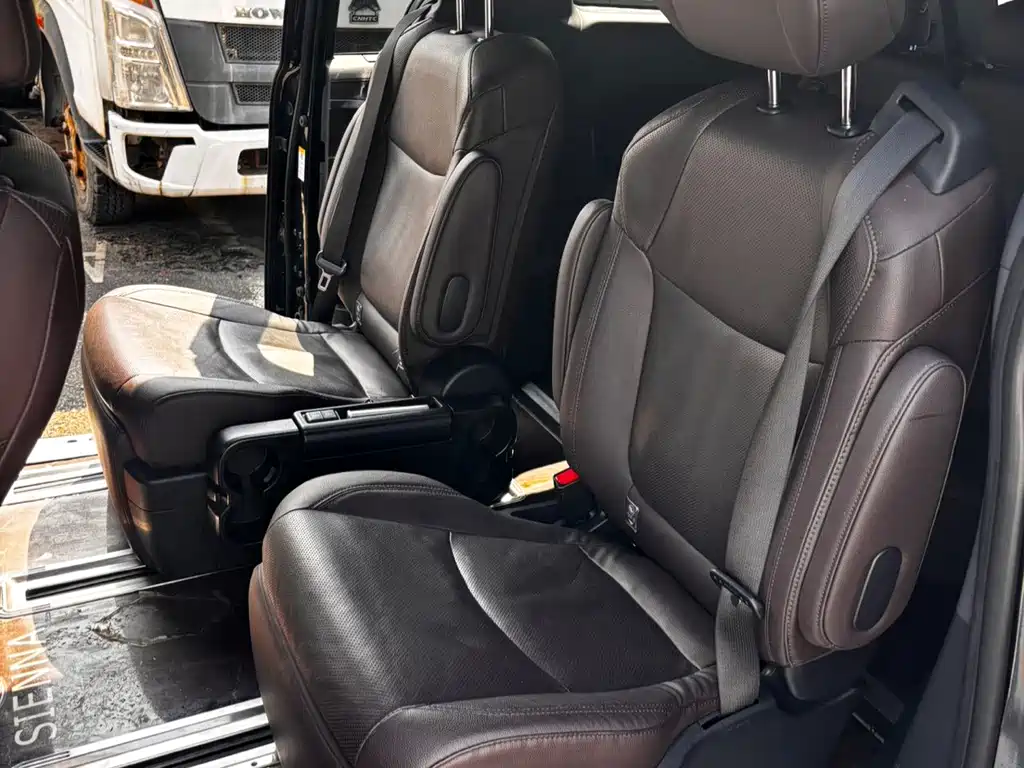 Toyota Sienna — миниатюра 5
