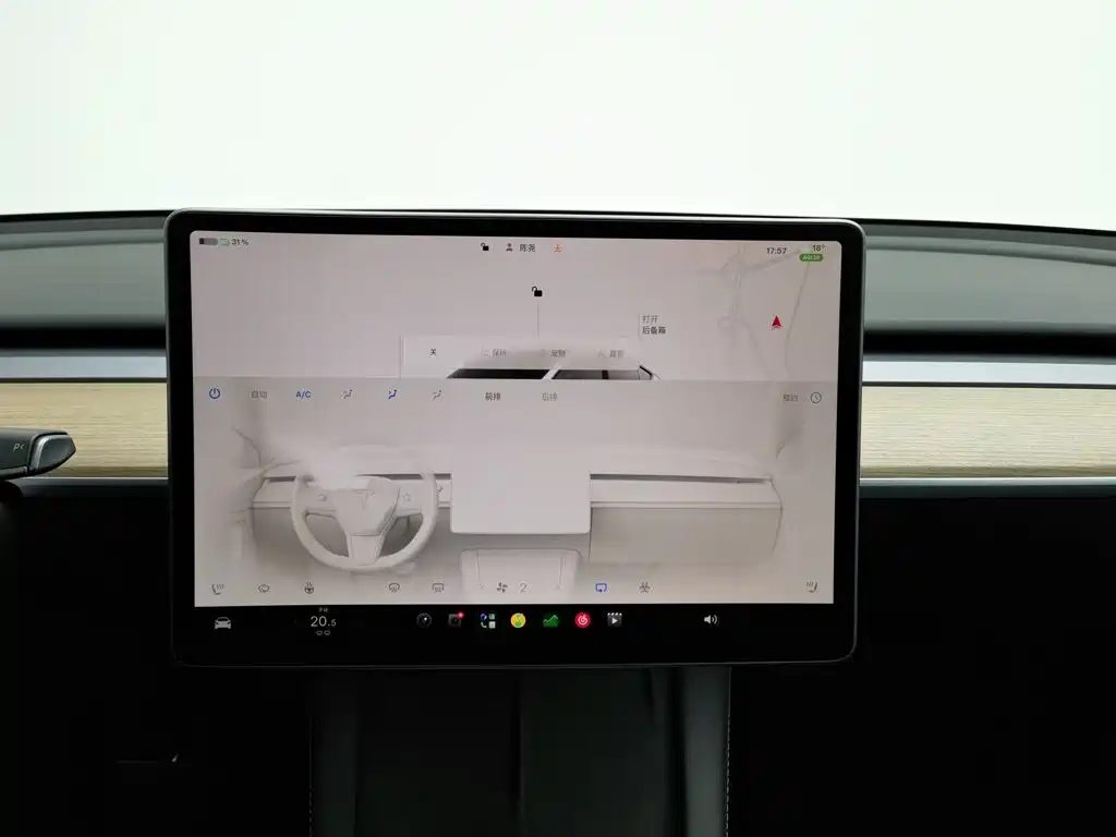 Tesla Model Y — миниатюра 12