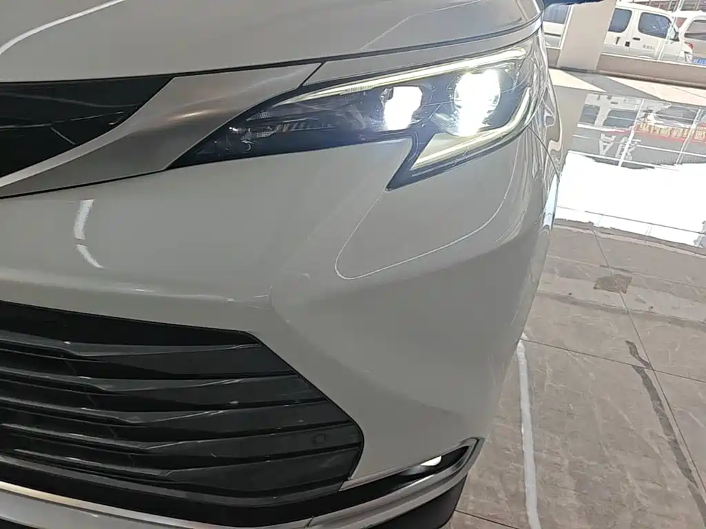 Toyota Sienna — миниатюра 24