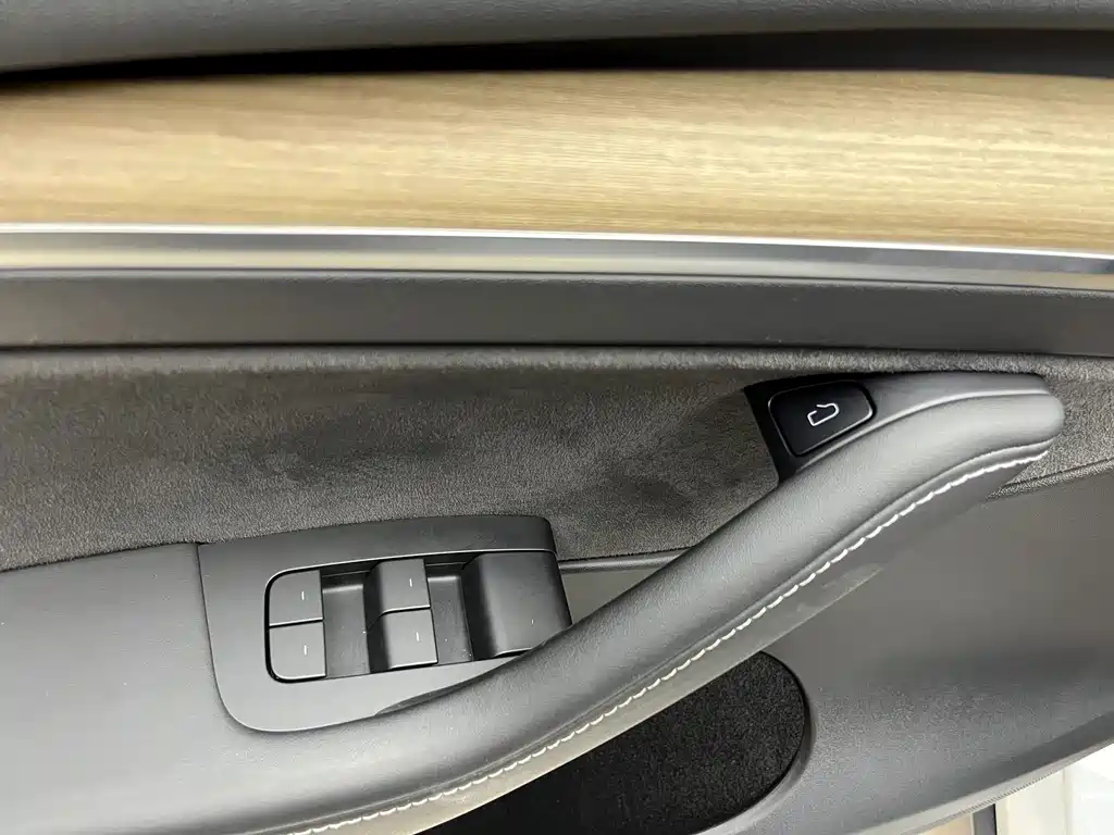 Tesla Model Y — миниатюра 11