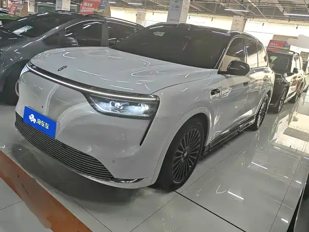2025 Huawei M8
