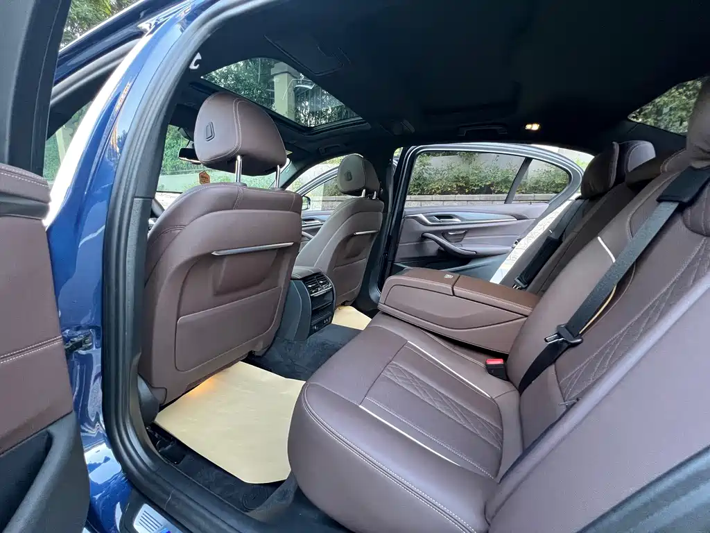 BMW 5 Series — миниатюра 9