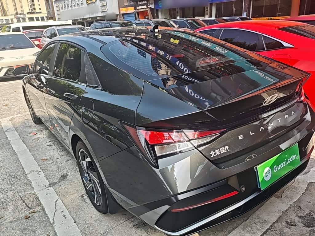 Hyundai Elantra 1.5 л 2025 г. Серебристо-серый, пробег 6800 км