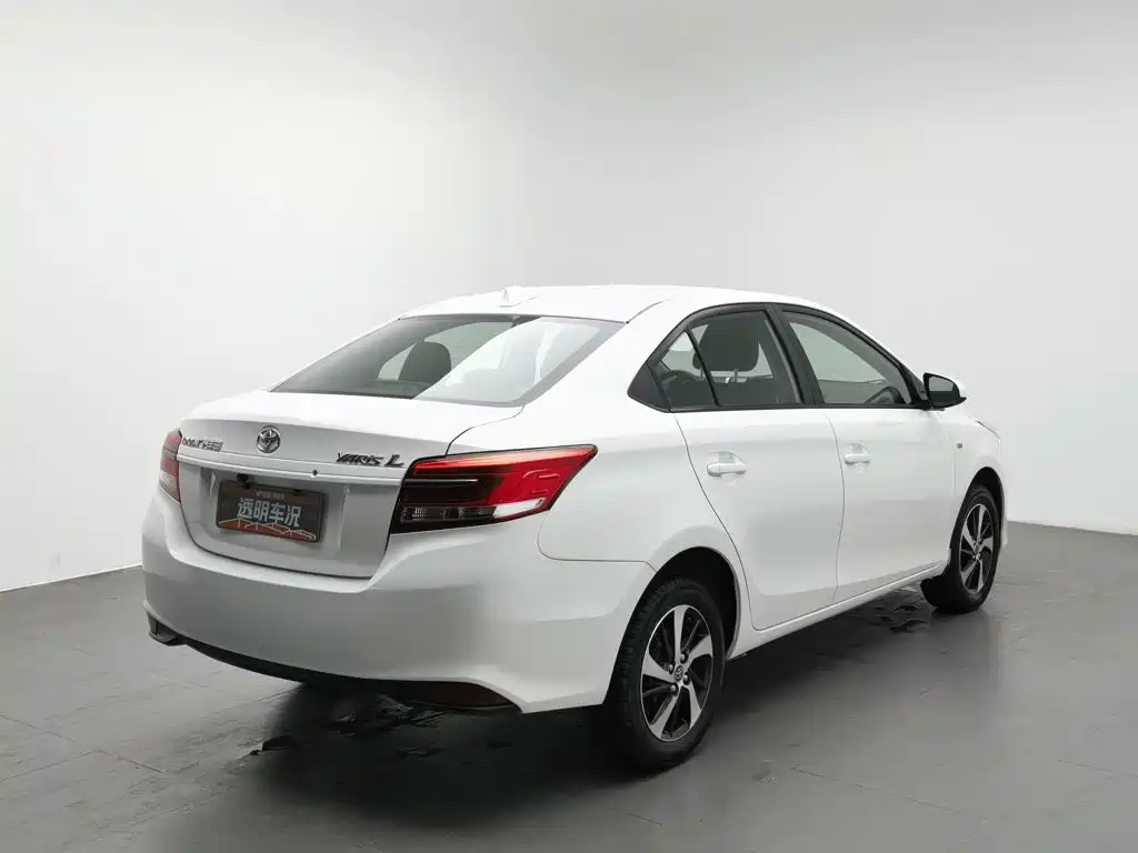 Toyota Yaris L — миниатюра 2
