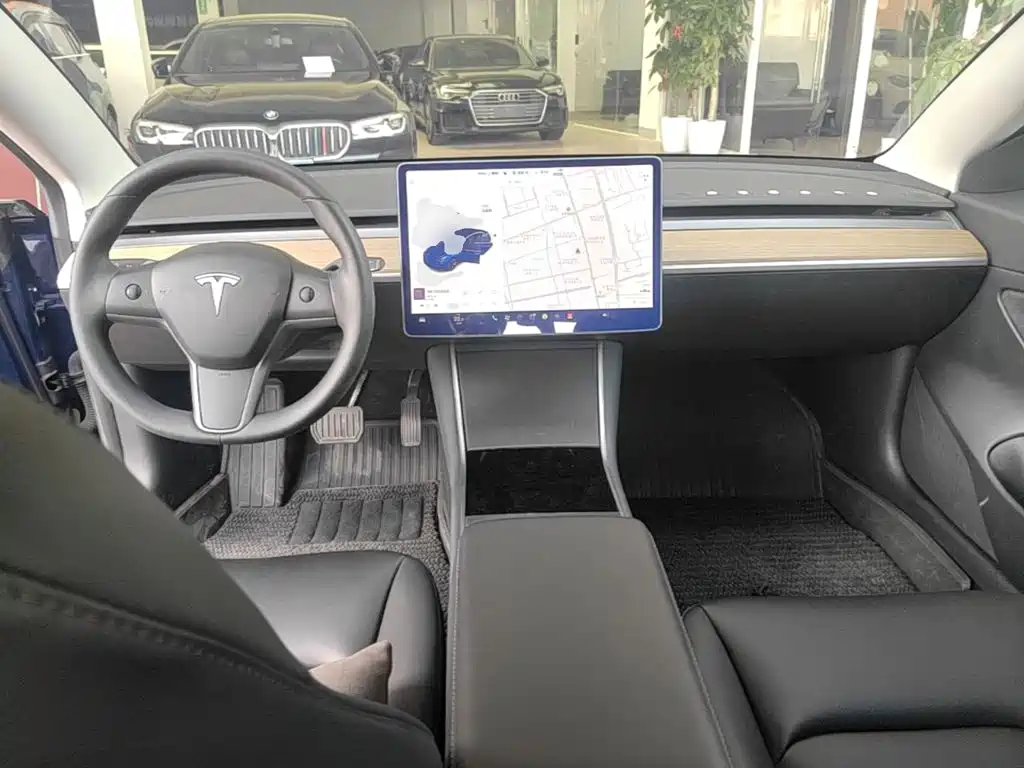 Tesla Model 3 — миниатюра 10