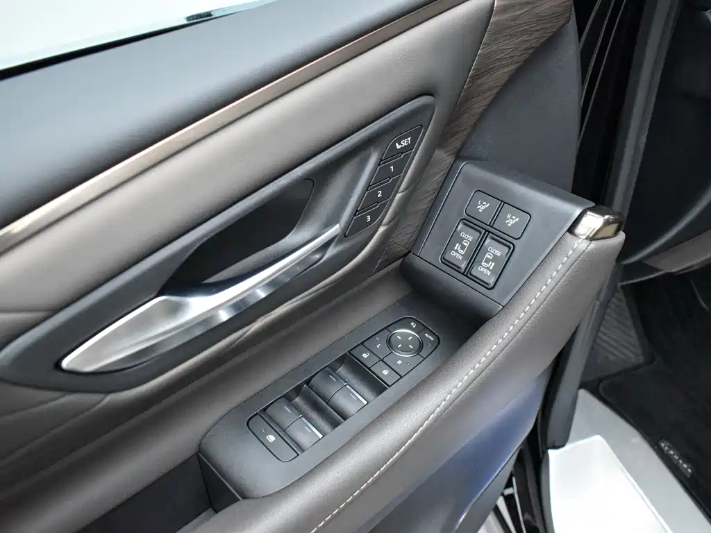Toyota Alphard — миниатюра 19