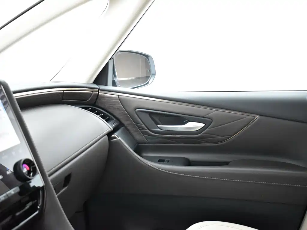 Toyota Alphard — миниатюра 12