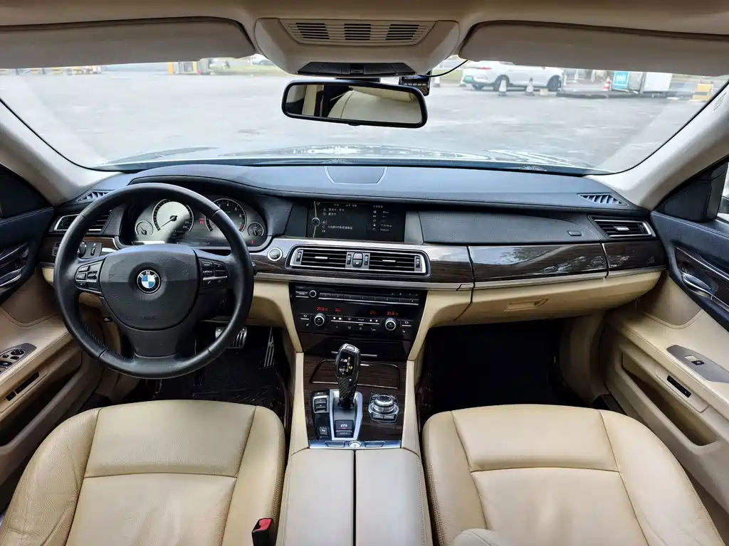 BMW 7 Series — миниатюра 9
