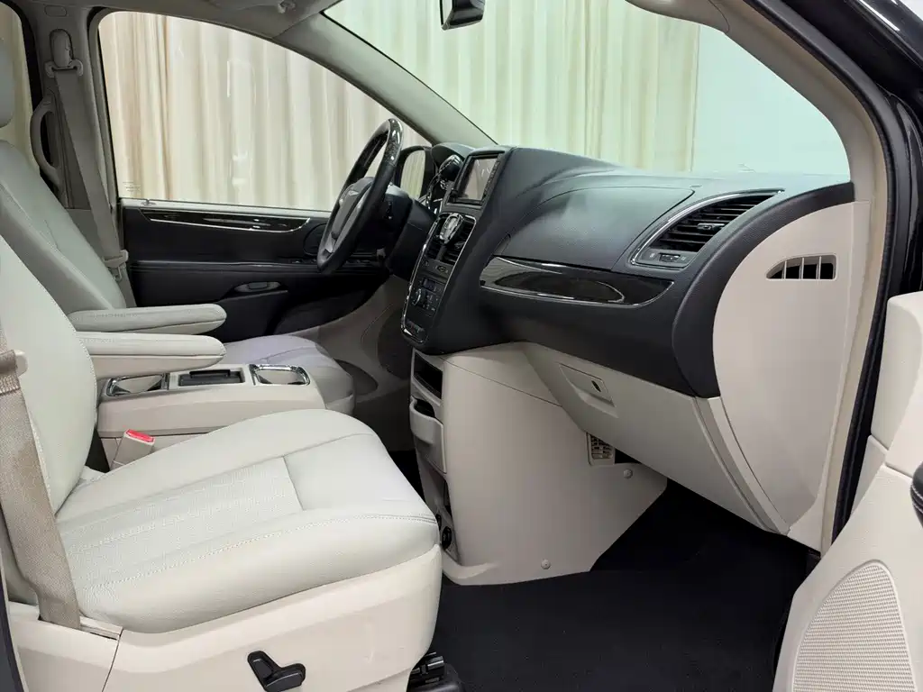 Chrysler Grand Voyager (Import) — миниатюра 13