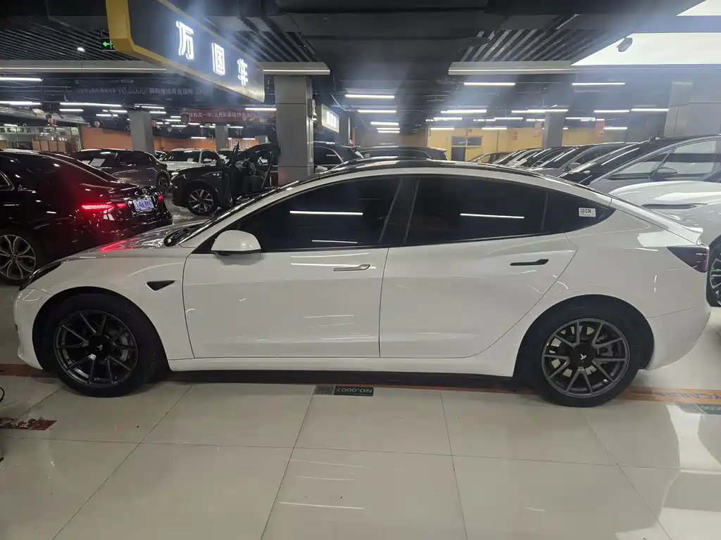 Tesla Model 3 — миниатюра 7