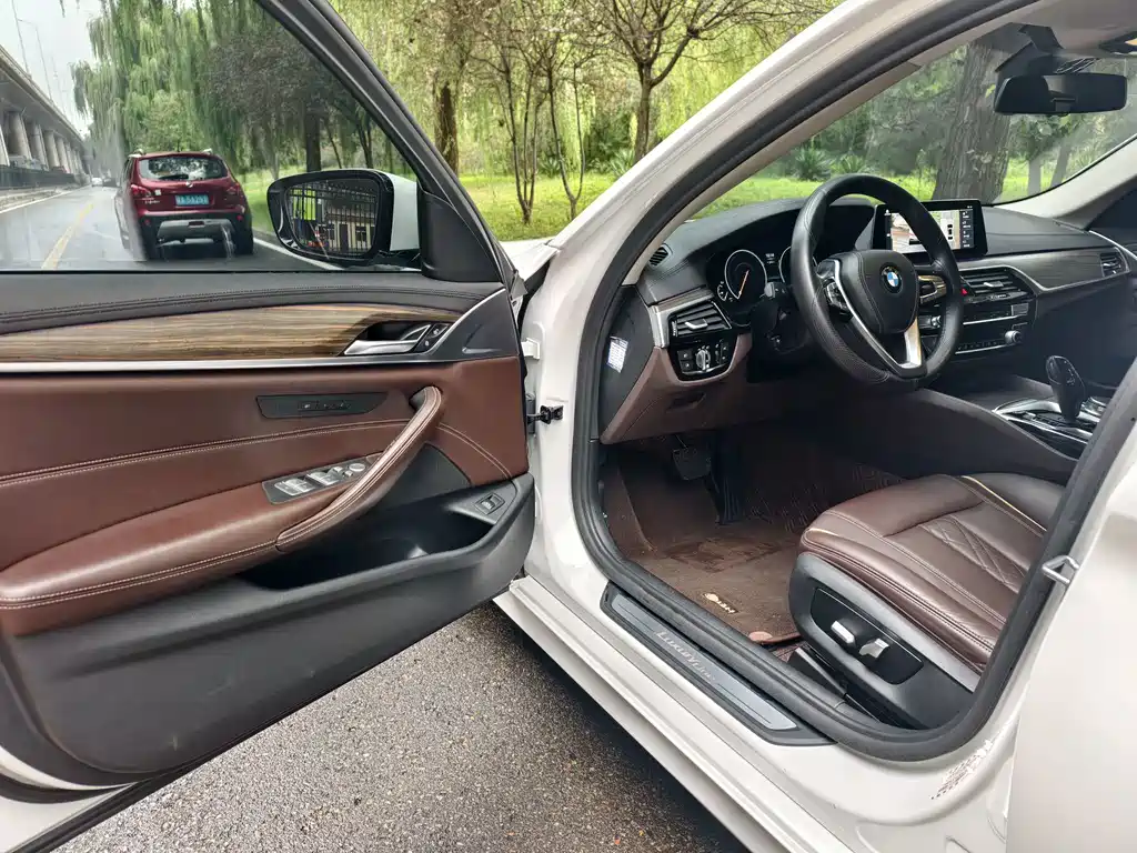 BMW 5 Series — миниатюра 8