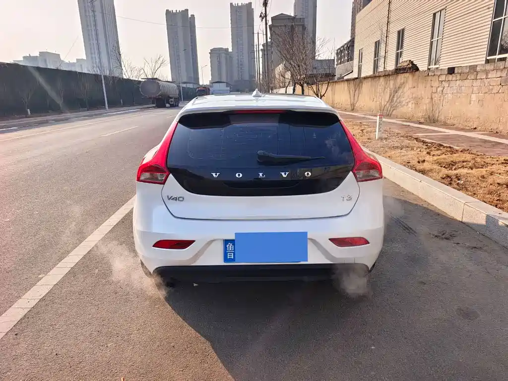 VOLVO V40