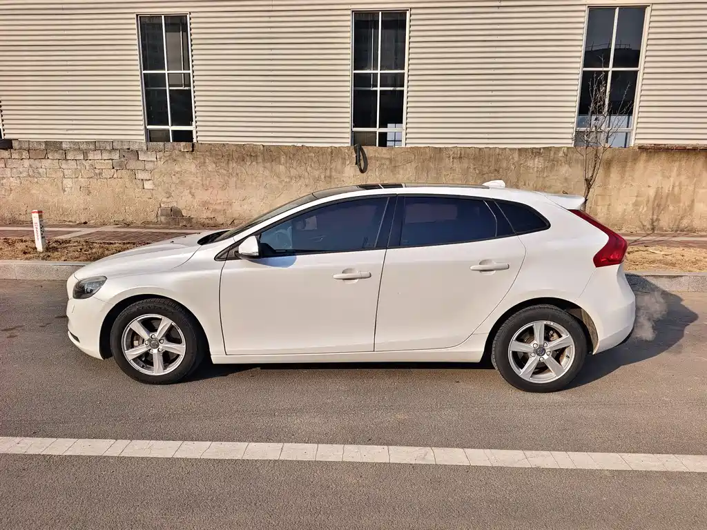 VOLVO V40