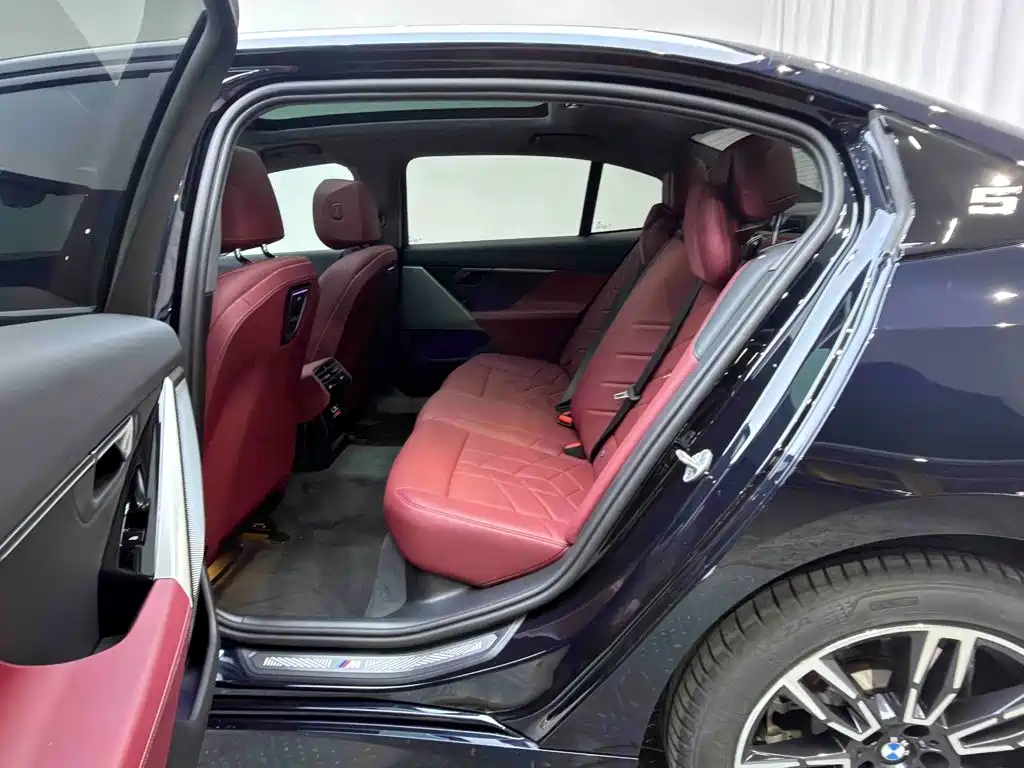 BMW 5 Series — миниатюра 13