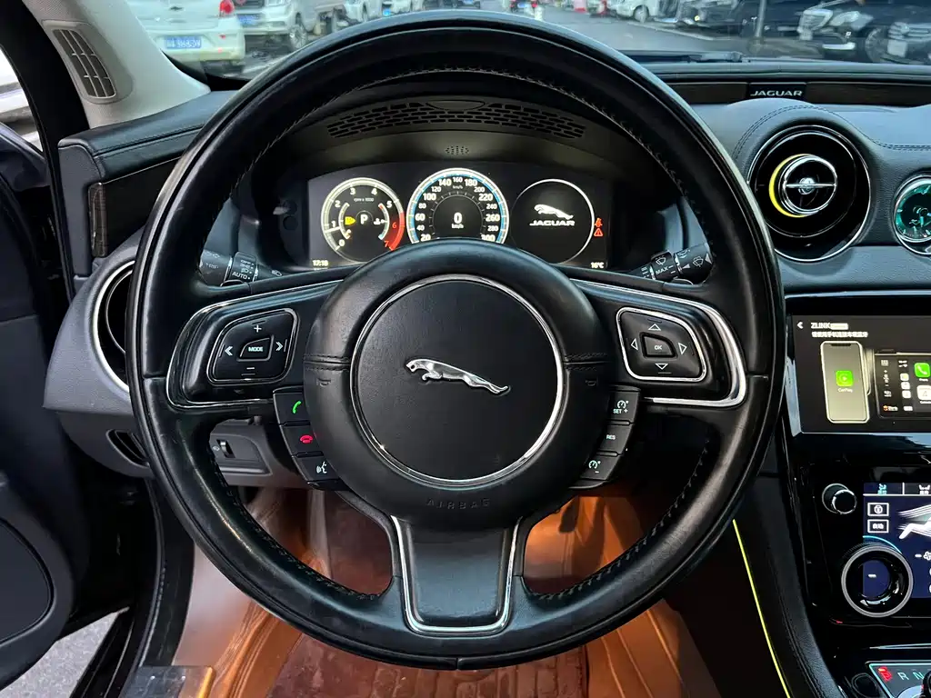 Jaguar XJ — миниатюра 8