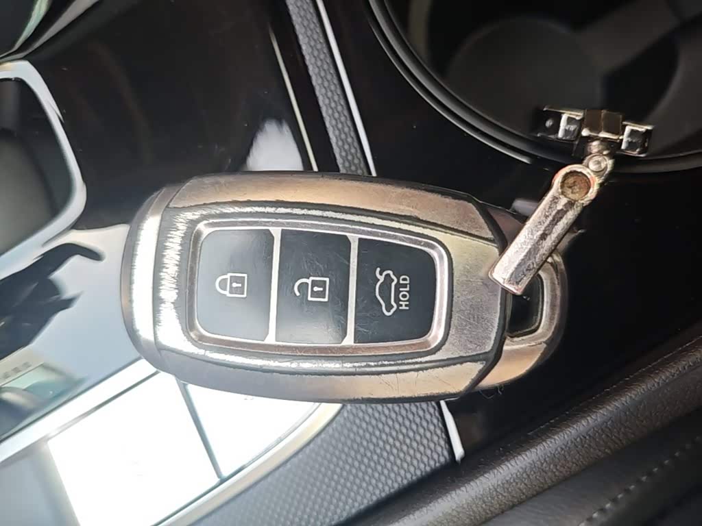 Hyundai Elantra 1.5 л 2025 г. Серебристо-серый, пробег 6800 км