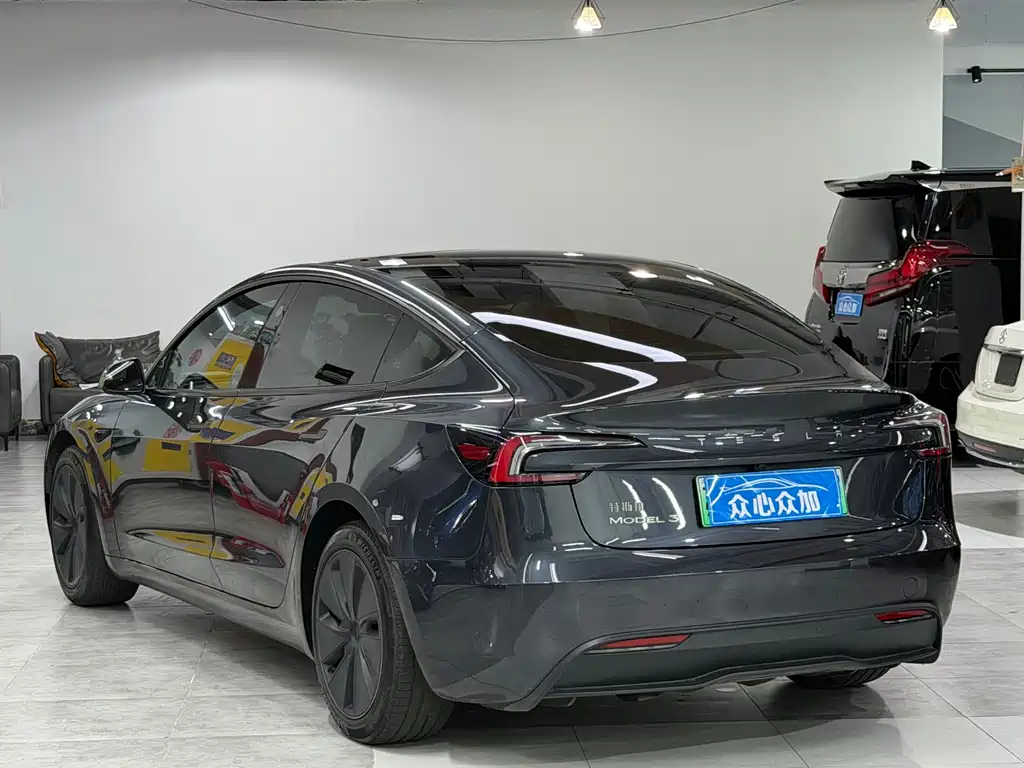 Tesla Model 3 — миниатюра 6