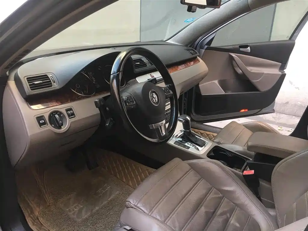 Volkswagen Passat 2011 2.0T Luxury