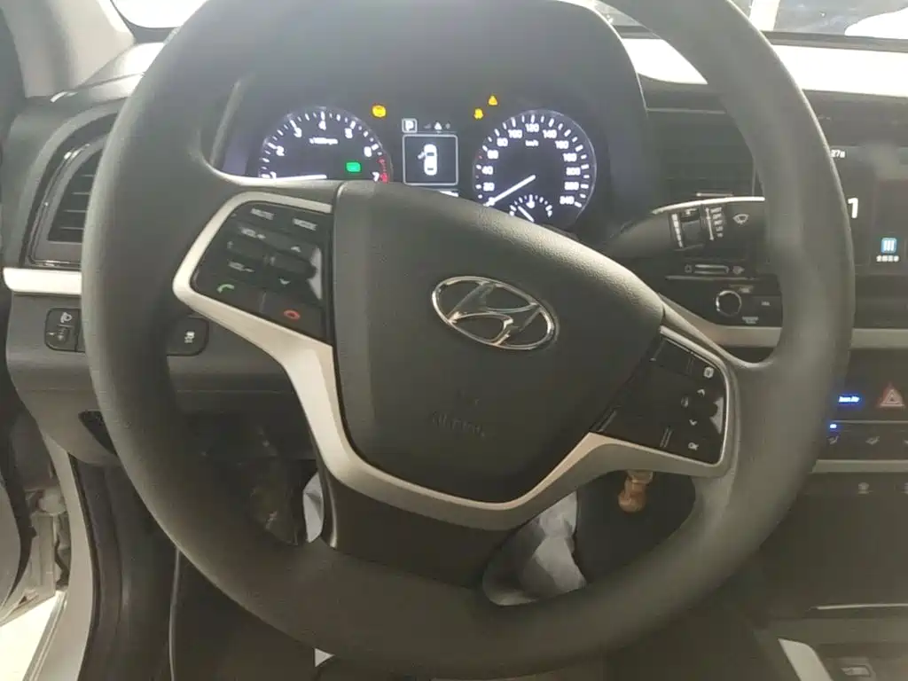 Hyundai Elantra — миниатюра 11