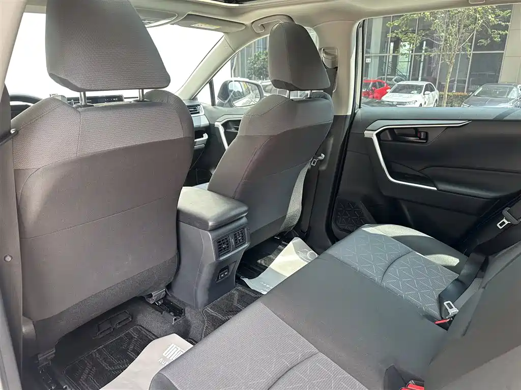 Toyota RAV4 — миниатюра 10