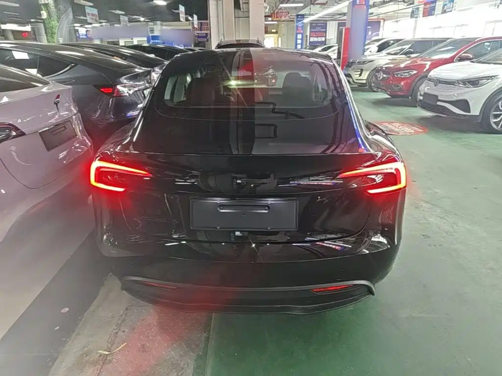 Tesla Model 3 — миниатюра 6