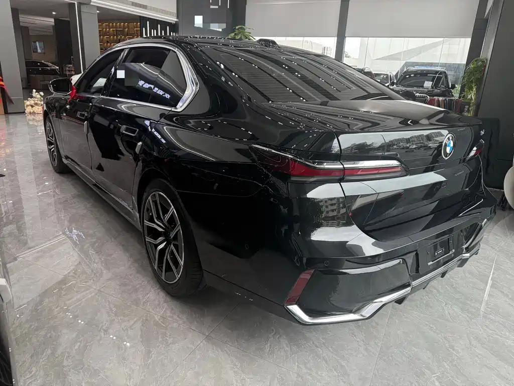 BMW 7 Series — миниатюра 9