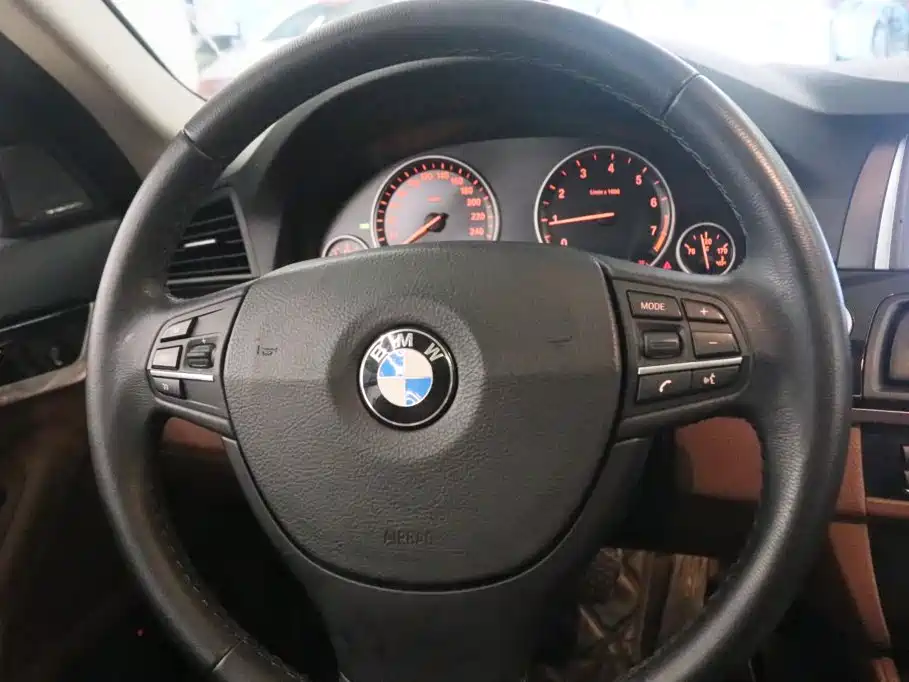 BMW 5 Series — миниатюра 6
