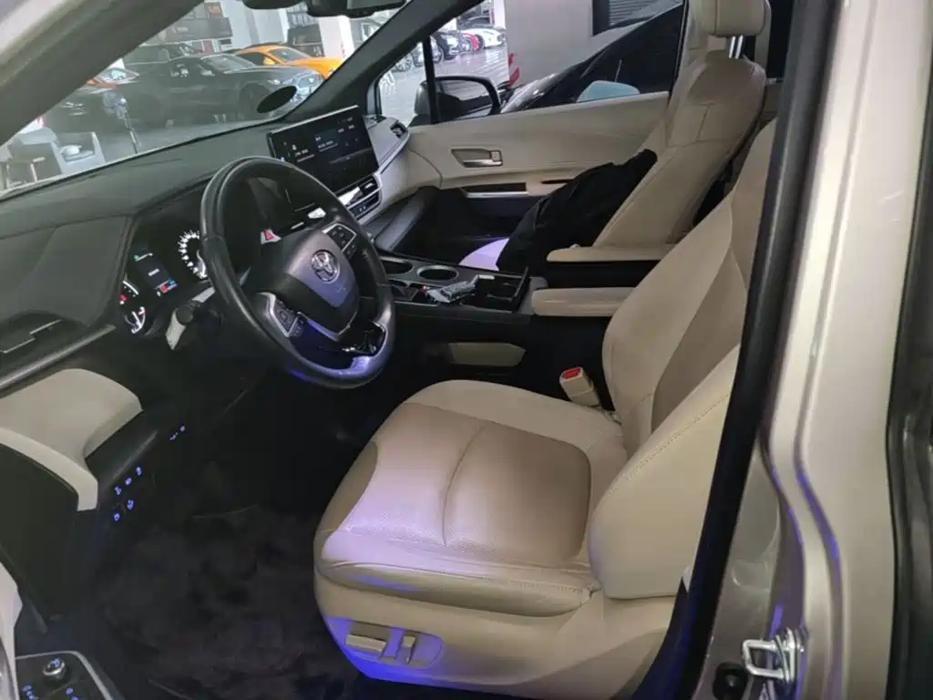 Toyota Sienna — миниатюра 15