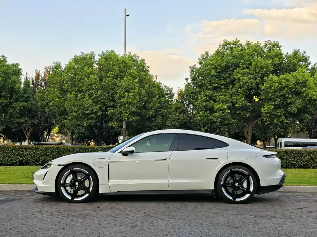 Porsche Taycan — миниатюра 3