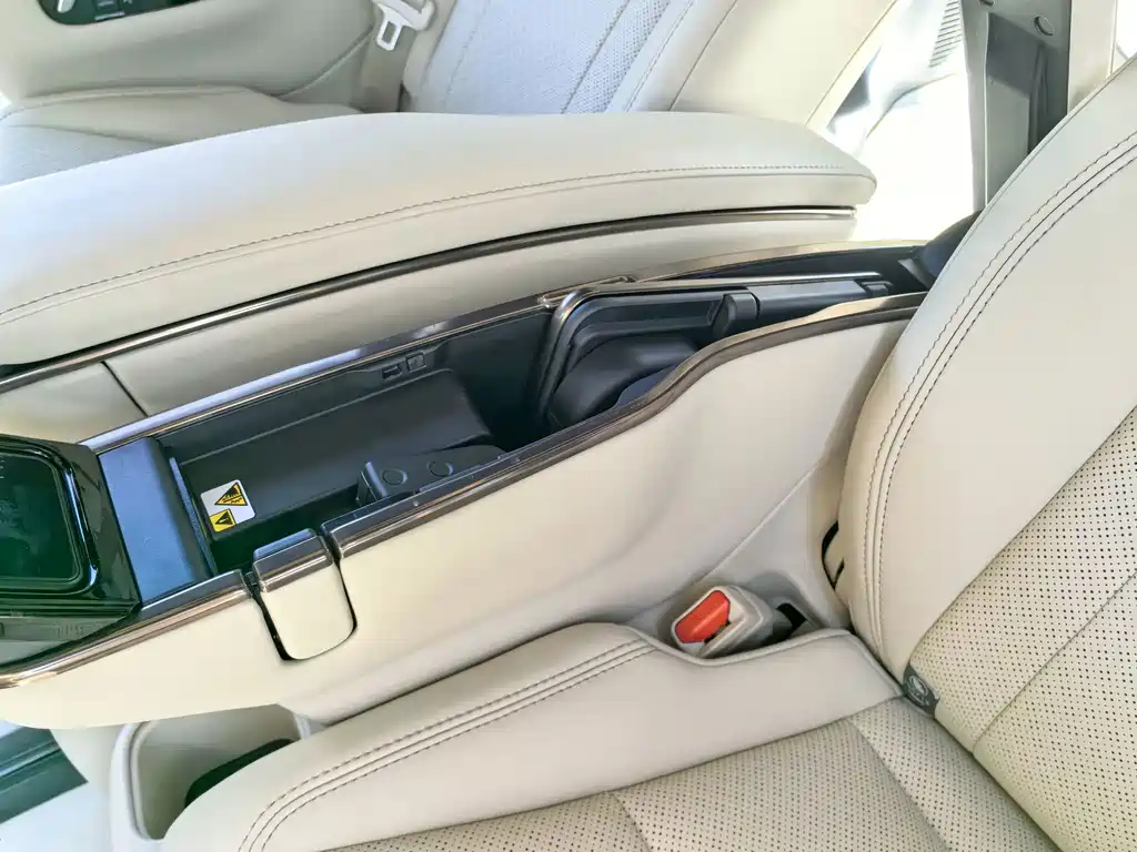 Toyota Alphard — миниатюра 17