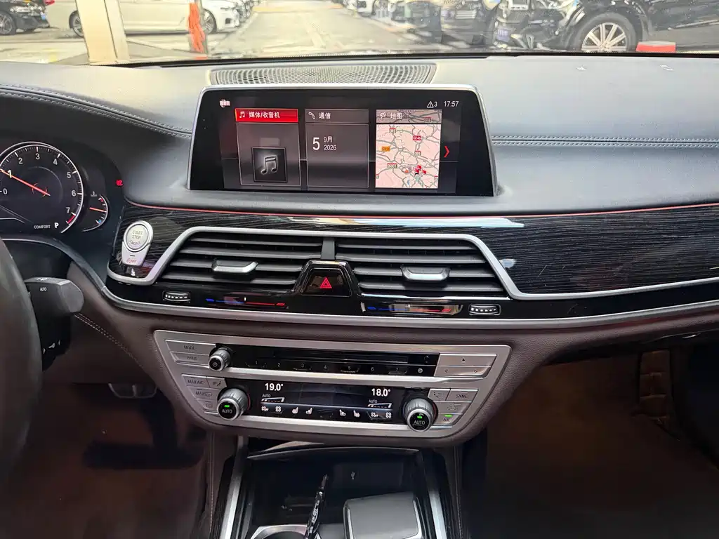 BMW 7 Series — миниатюра 10