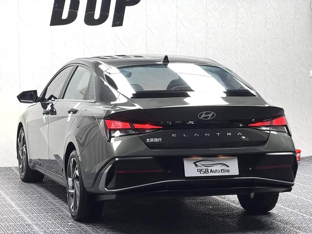 Hyundai Elantra 1.5 л 2023 г. Серебристо-серый, пробег 32000 км
