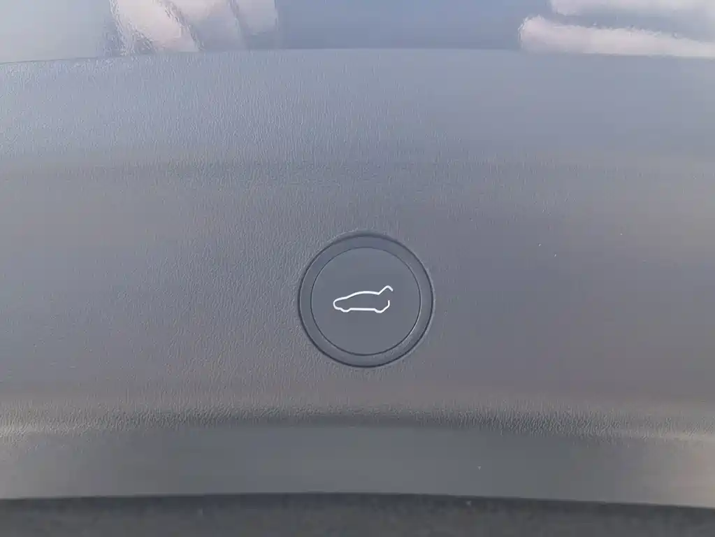 Tesla Model Y — миниатюра 14
