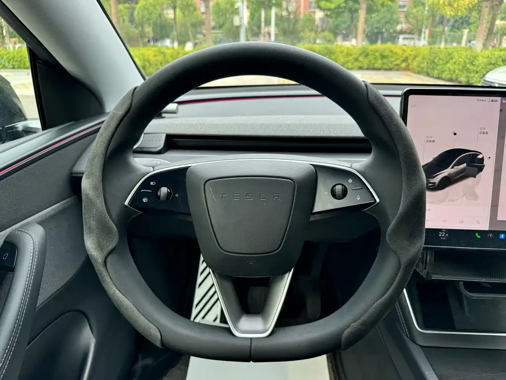 Tesla Model Y — миниатюра 8