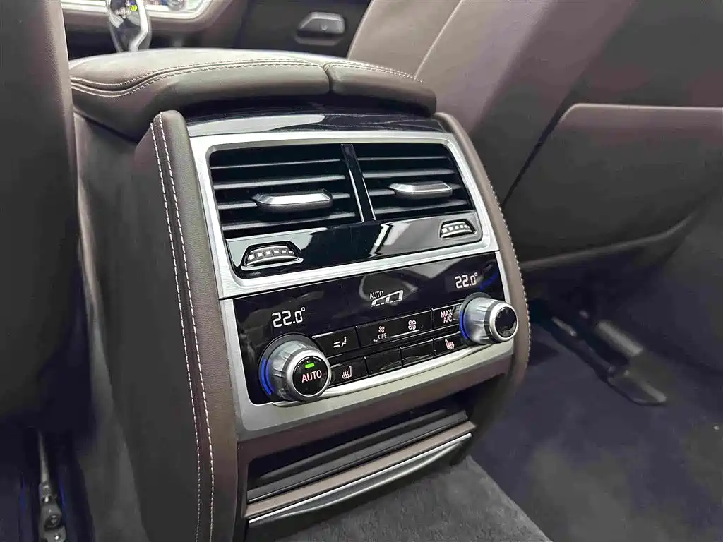 BMW 7 Series — миниатюра 23