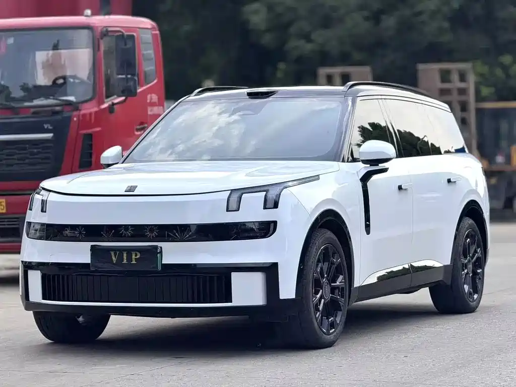 Lynk & Co 900