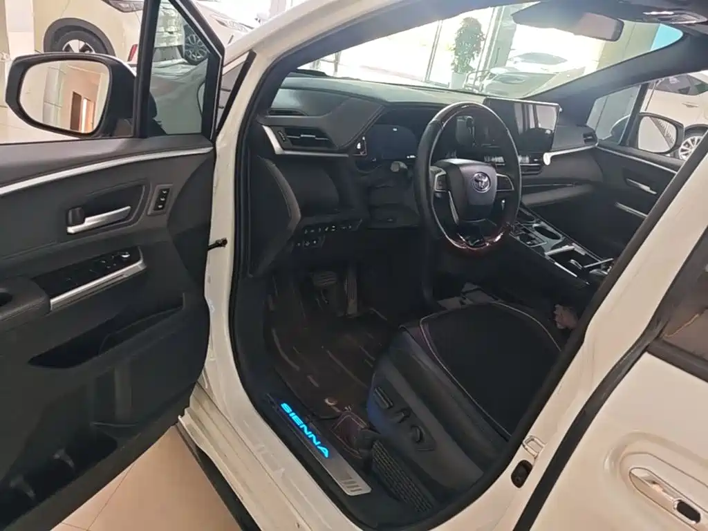 Toyota Sienna — миниатюра 16