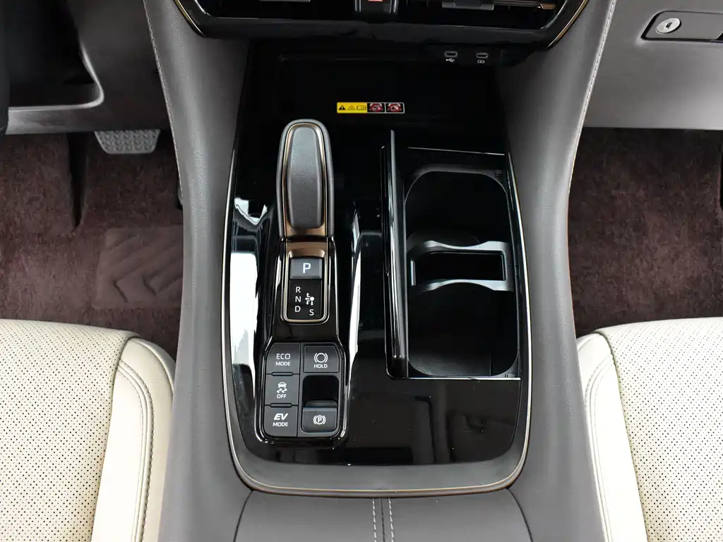 Toyota Alphard — миниатюра 9